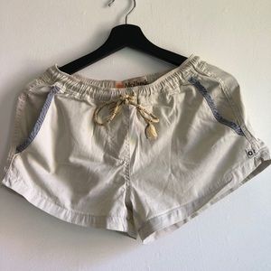 Mollusk shorts in a cream color with blue details!
